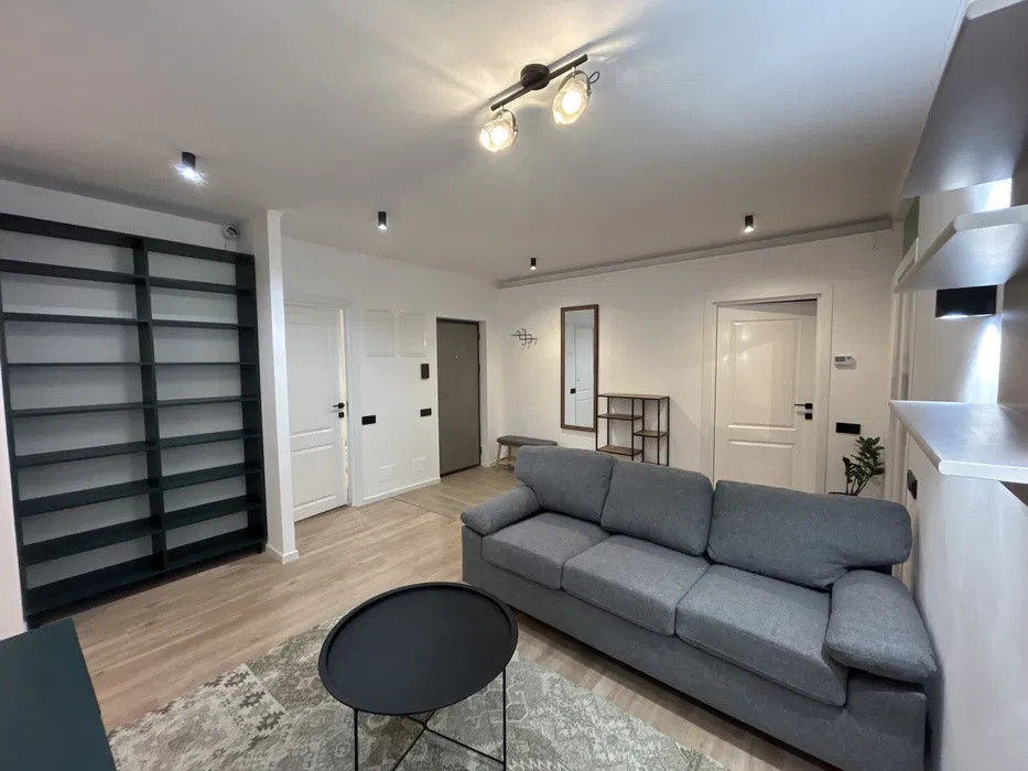 Apartament cu 3 camere, 2 bai, balcon, zona Teilor