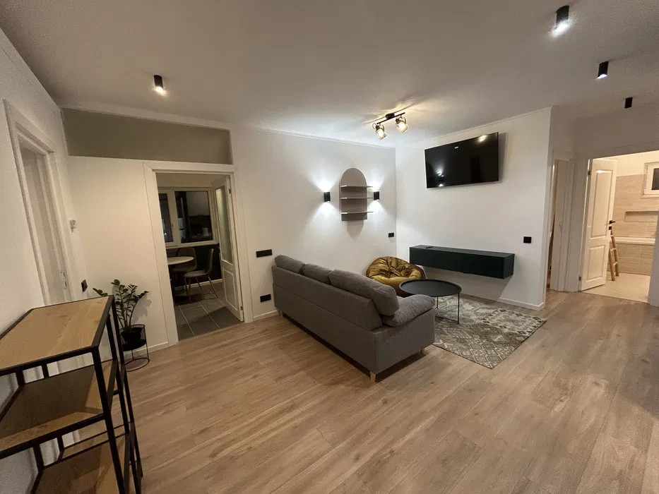 Apartament cu 3 camere, 2 bai, balcon, zona Teilor