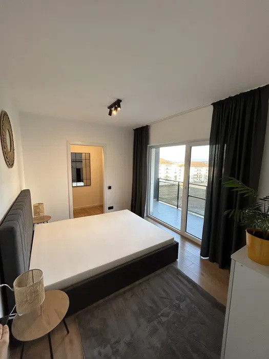 Apartament cu 3 camere, 2 bai, balcon, zona Teilor