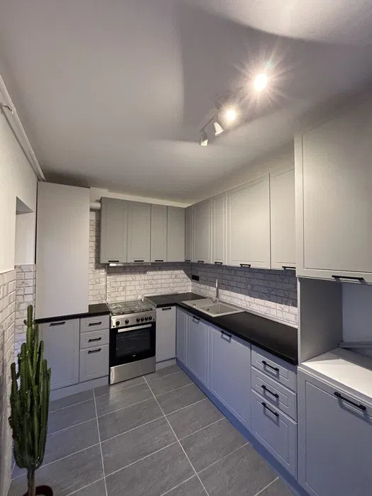 Apartament cu 3 camere, 2 bai, balcon, zona Teilor