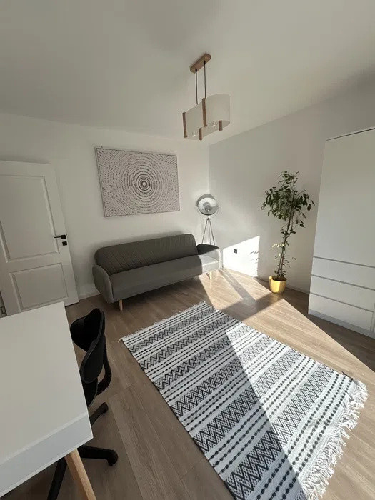 Apartament cu 3 camere, 2 bai, balcon, zona Teilor