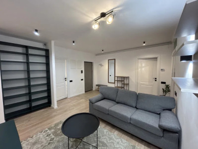 Apartament cu 3 camere, 2 bai, balcon, zona Teilor