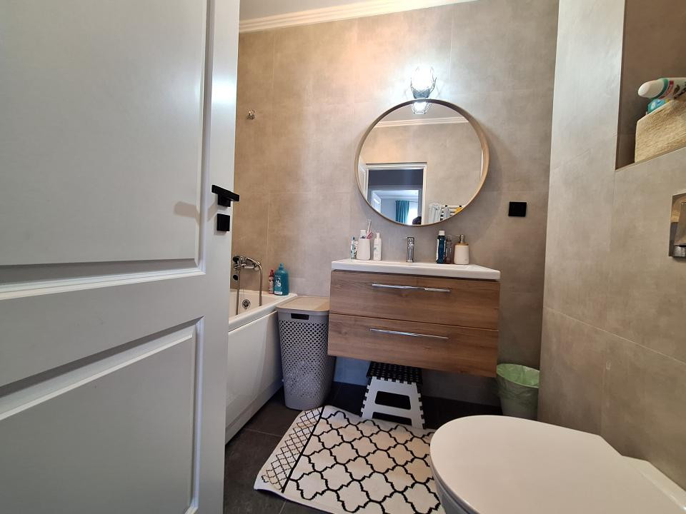 Apartament cu 3 camere, 2 bai, 2 balcoane, zona Terra