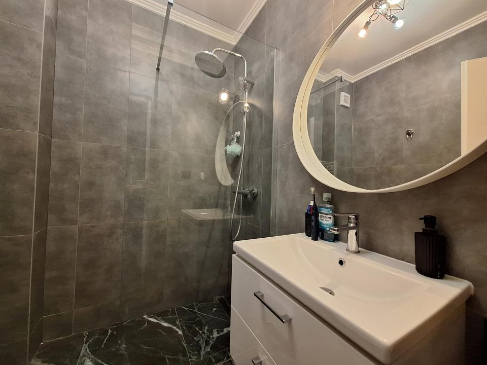 Apartament cu 3 camere, 2 bai, 2 balcoane, zona Terra