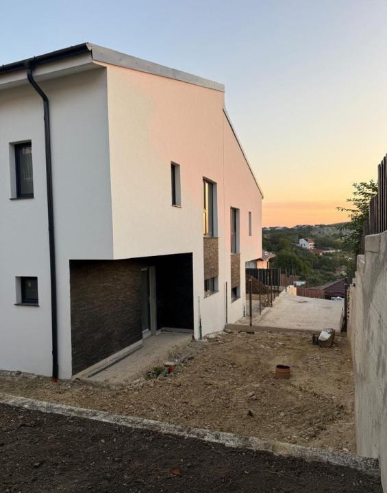Duplex 4 camere, 120 mp utili plus 357 mp teren, 2 parcari, Zona strazii Teilor