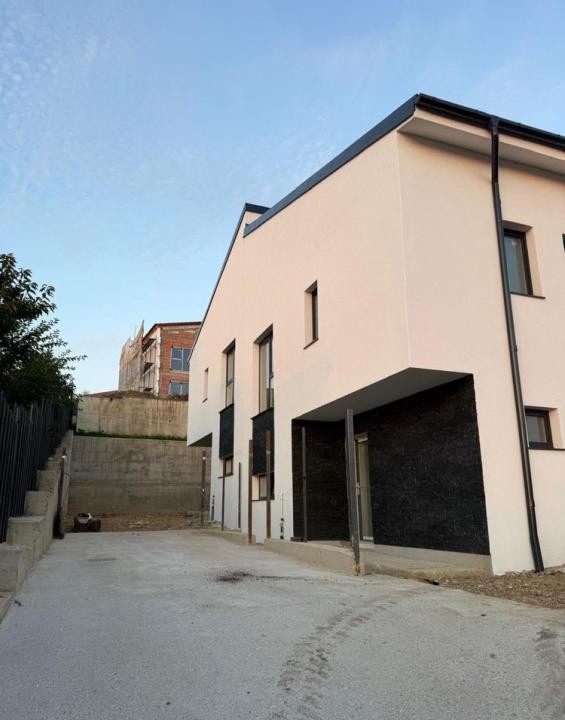 Duplex 4 camere, 120 mp utili plus 357 mp teren, 2 parcari, Zona strazii Teilor