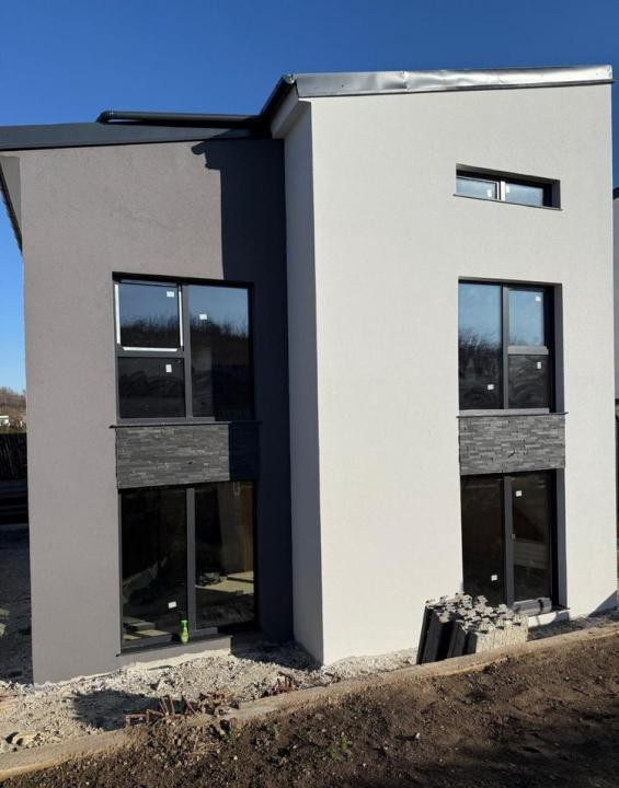 Duplex cu 4 camere, 115 mp plus 405 mp teren, Garaj, zona strazii Avram Iancu