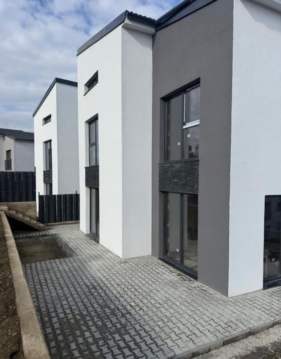 Duplex cu 4 camere, 115 mp plus 495 mp teren, Garaj, zona strazii Avram Iancu