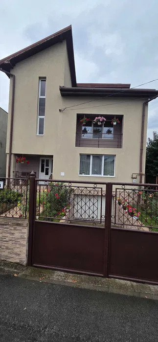 Casa individuala la cheie, 7 camere, 260 mp plus 400 mp teren, garaj, zona Ira