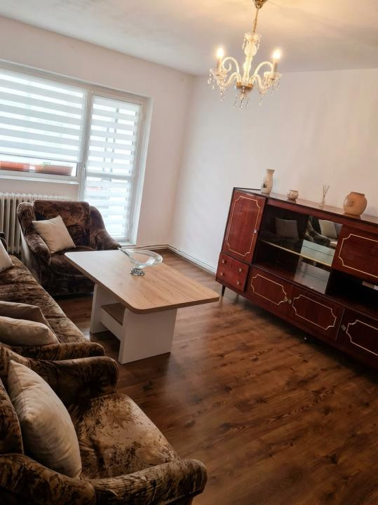 Apartament cu 4 camere, 90 mp, decomandat, etaj intermediar, Zona Dambovitei