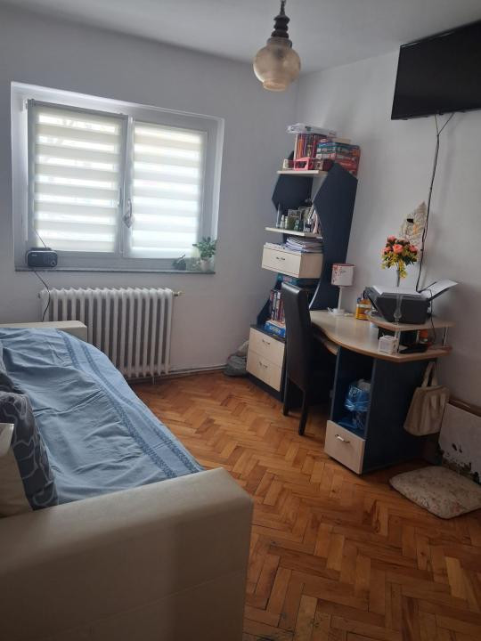 Apartament cu 4 camere, 90 mp, decomandat, etaj intermediar, Zona Dambovitei