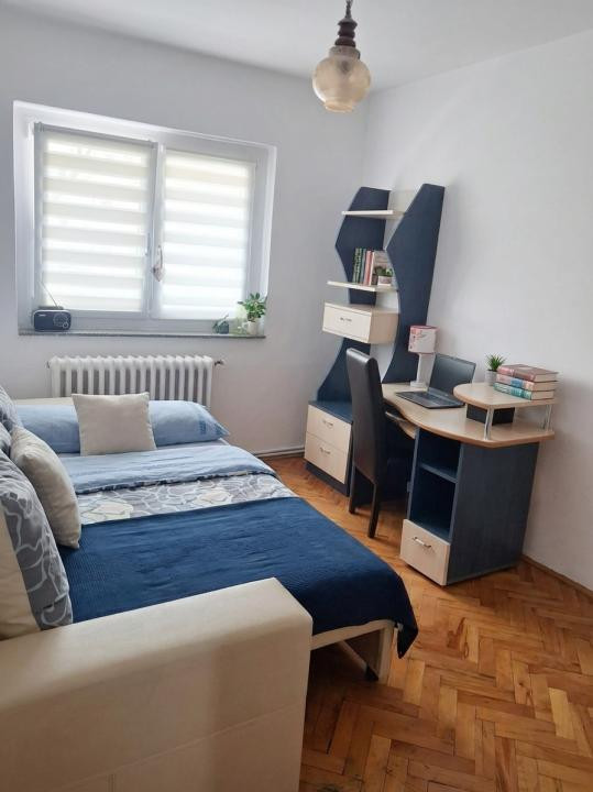 Apartament cu 4 camere, 90 mp, decomandat, etaj intermediar, Zona Dambovitei