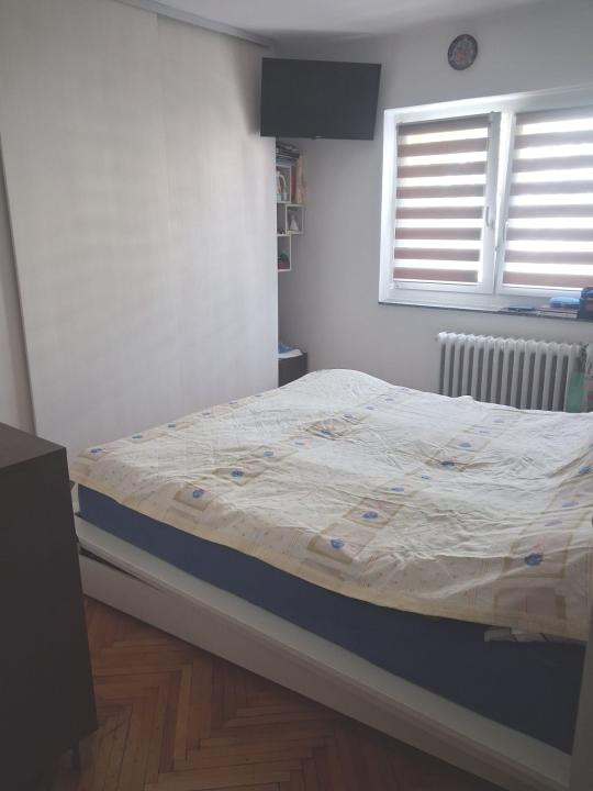 Apartament cu 4 camere, 90 mp, decomandat, etaj intermediar, Zona Dambovitei