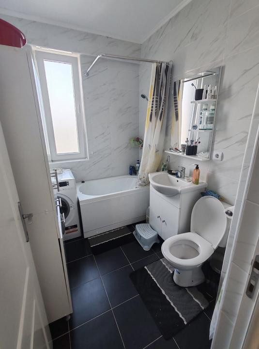 Apartament cu 3 camere,parcare,etaj intermediar