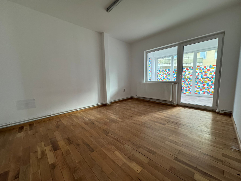 Spatiu 500 mp utili, teren 2000 mp, 10 parcări, cartier Andrei Mureșanu