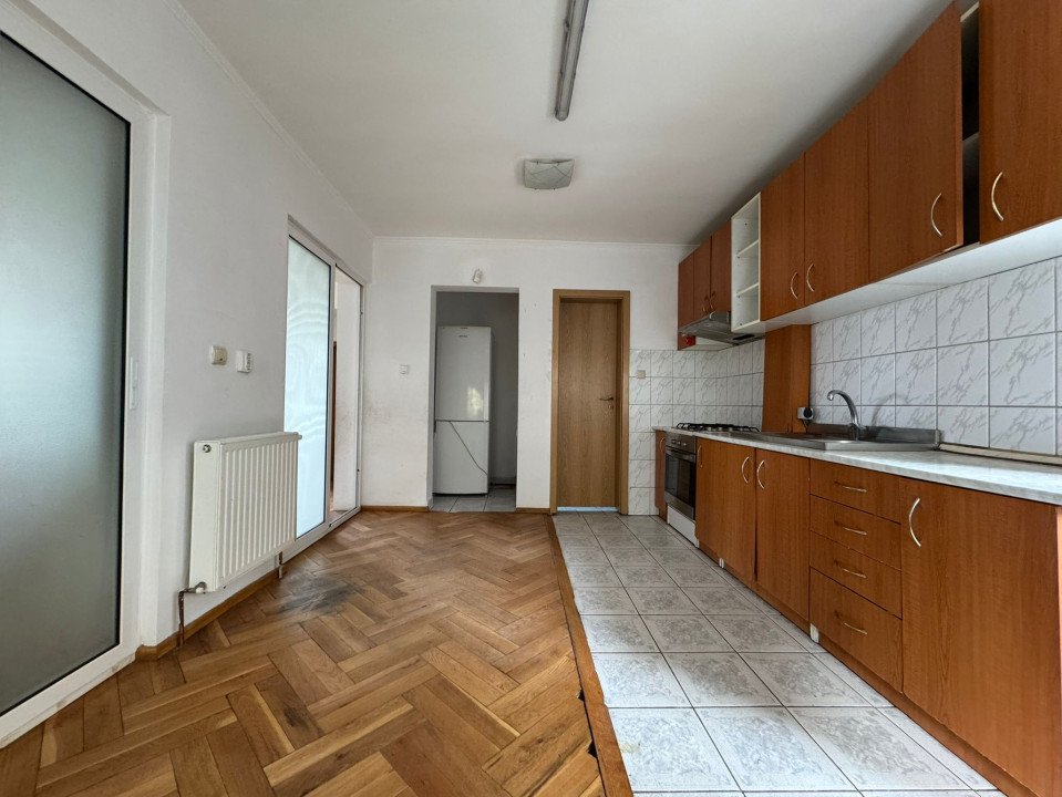 Spatiu 500 mp utili, teren 2000 mp, 10 parcări, cartier Andrei Mureșanu