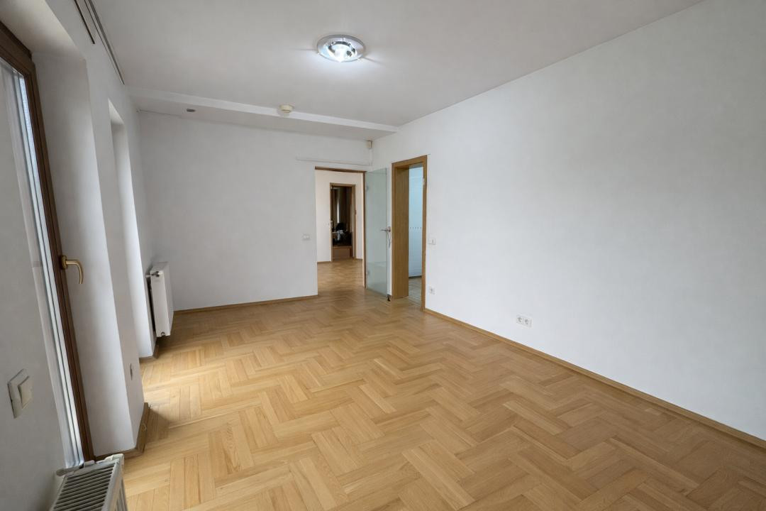 Casă individuală, 400 mp utili, 1300 mp teren, zona Eugen Ionesco