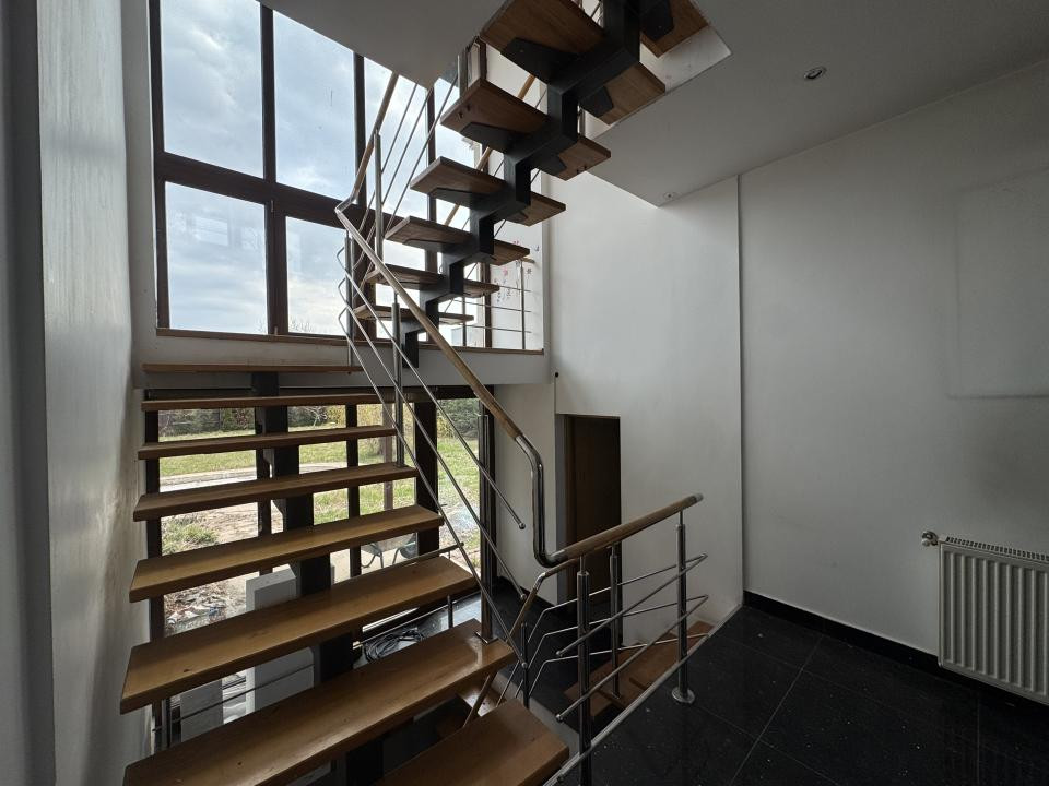 Casă individuală, 400 mp utili, 1300 mp teren, zona Eugen Ionesco