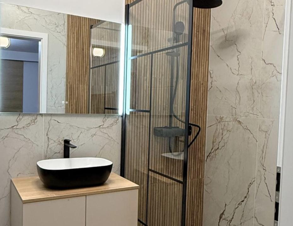 Apartament de 2 camere, 45 mp,Ultramodern,Mobilat/Utilat, Zona Eroilor