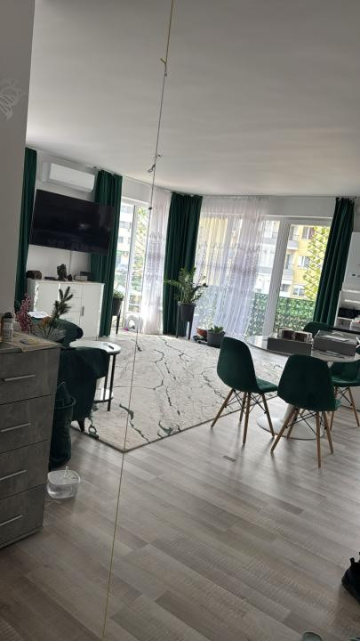 Apartament cu 2 camere,3 balcoane,2 paracri,etaj intermediar,zona Florilor