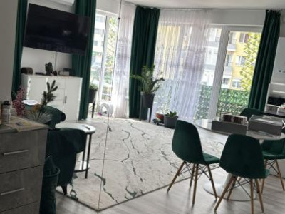 Apartament cu 2 camere,3 balcoane,2 paracri,etaj intermediar,zona Florilor
