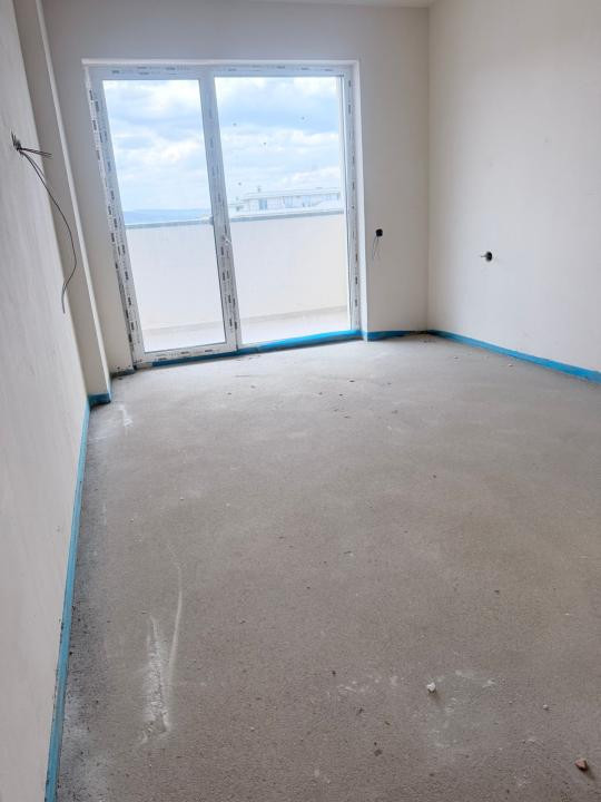 Apartament cu 3 camere,terasa,parcare,zona Eroilor,etaj intermediar