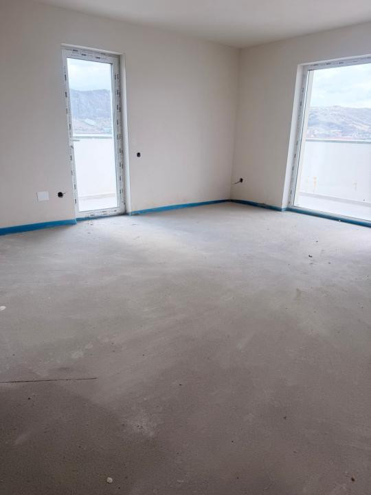 Apartament cu 3 camere,terasa,parcare,zona Eroilor,etaj intermediar