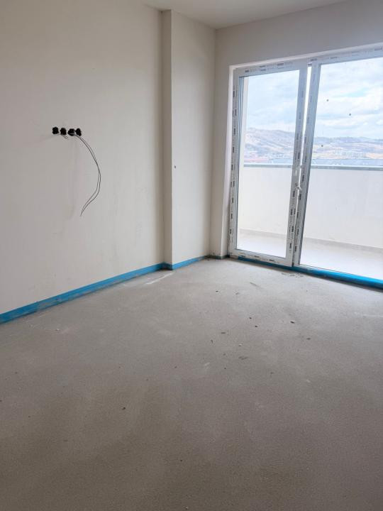 Apartament cu 3 camere,terasa,parcare,zona Eroilor,etaj intermediar