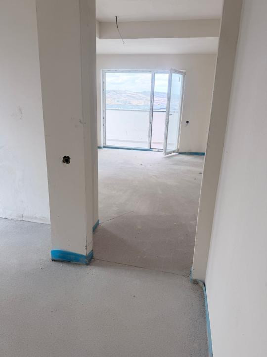 Apartament cu 3 camere,terasa,parcare,zona Eroilor,etaj intermediar