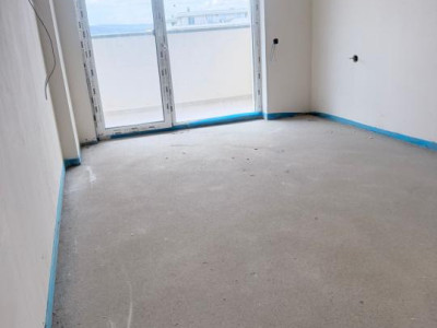 Apartament cu 3 camere,terasa,parcare,zona Eroilor,etaj intermediar