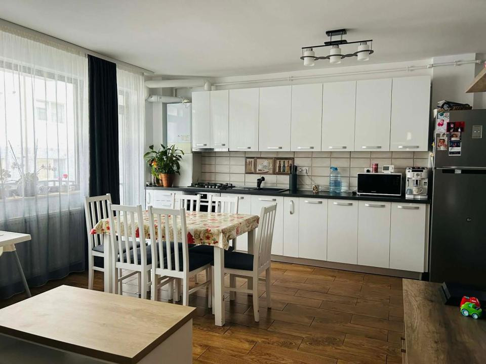 Apartament cu 3 camere, 61 mp, parcare, zona Stejarului