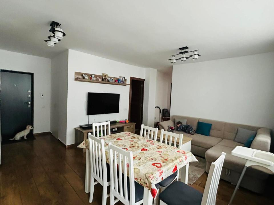 Apartament cu 3 camere, 61 mp, parcare, zona Stejarului