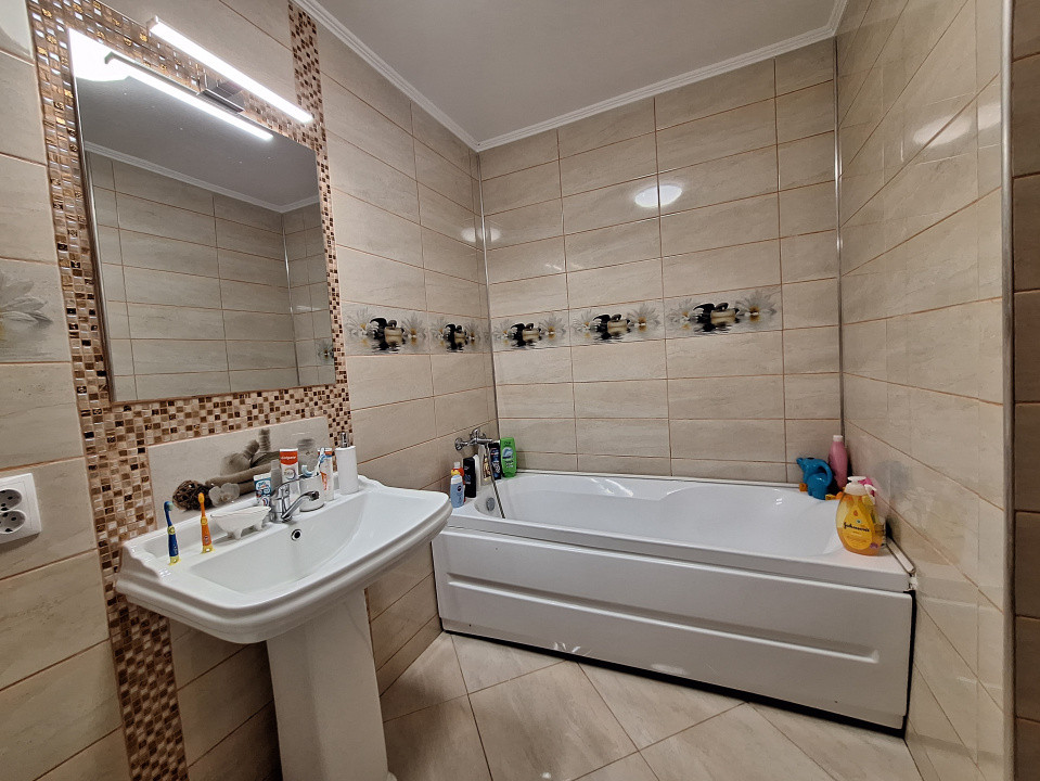 Apartament cu 3 camere, 61 mp, parcare, zona Stejarului