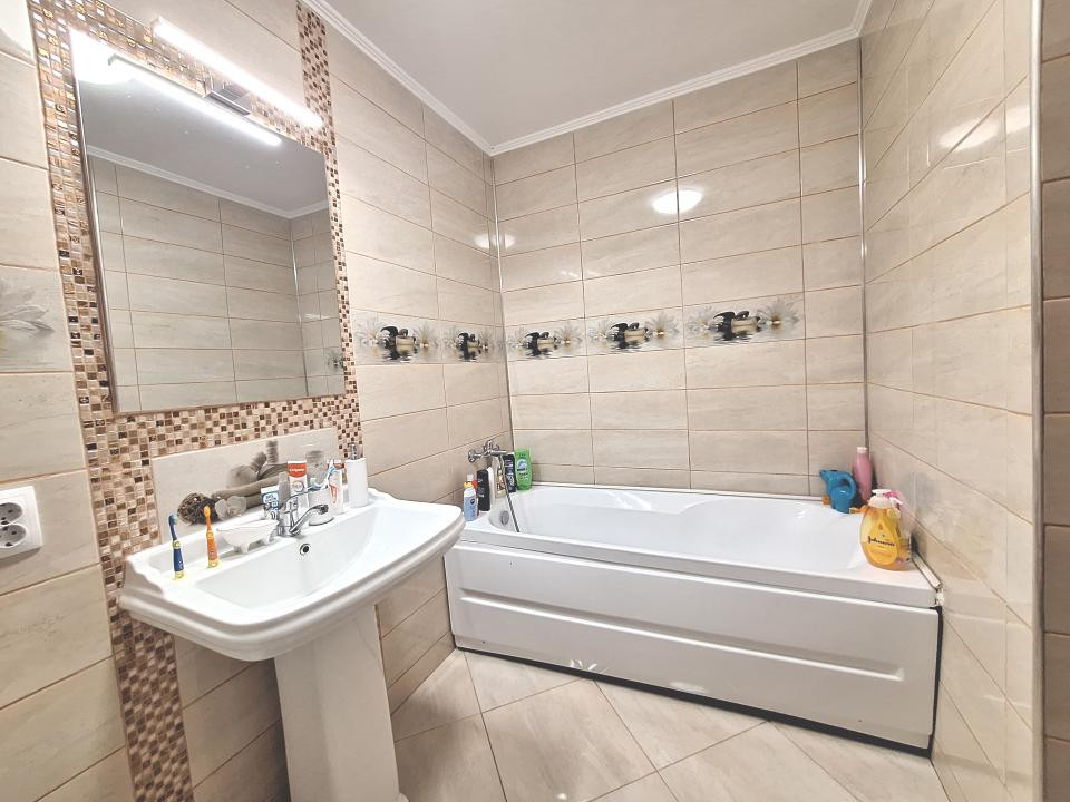 Apartament cu 3 camere, 61 mp, parcare, zona Stejarului