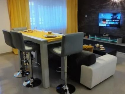 Inchiriez apartament 3 camere si garaj