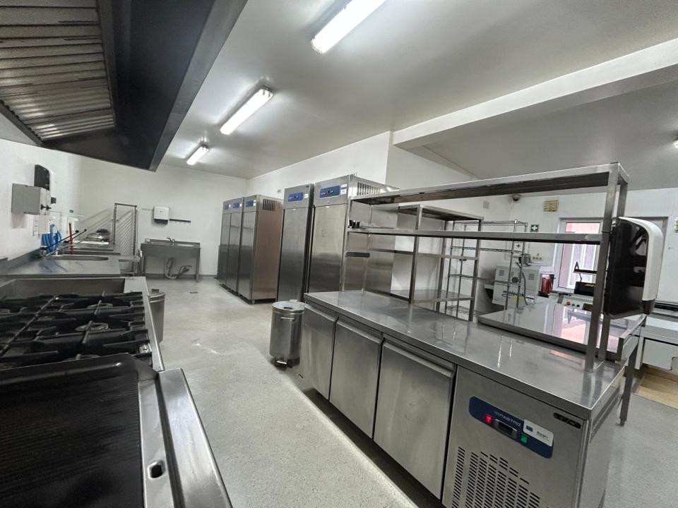 Spațiu autorizat alimentație publică, 75 mp, complet utilat, zona Autogara Beta