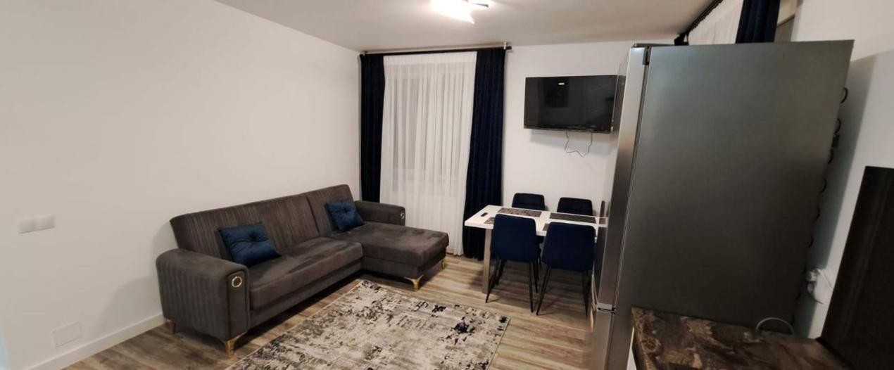 Inchiriez apartament 3 camere, zona vivo 