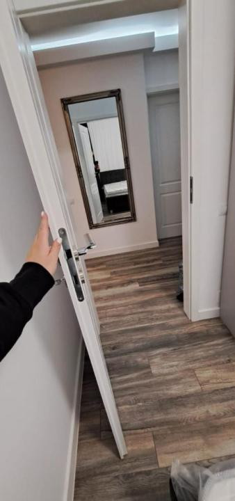 Inchiriez apartament 3 camere, zona vivo 