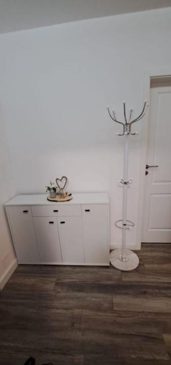 Inchiriez apartament 3 camere, zona vivo 