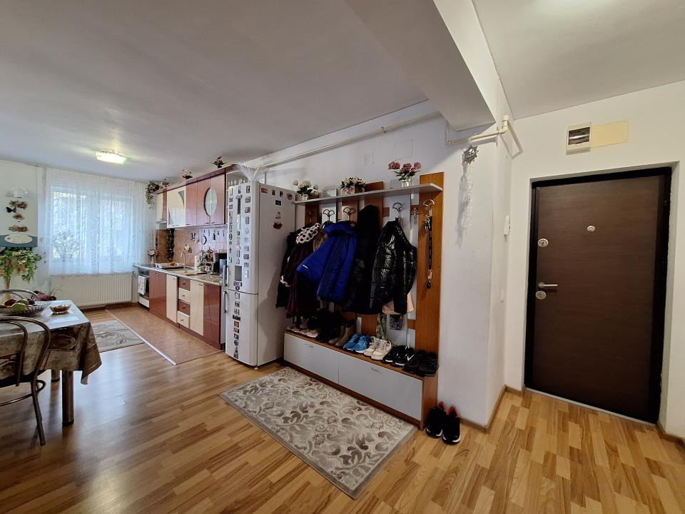 Apartament cu 3 camere, 57 mp, 2 balcoane, zona Florilor