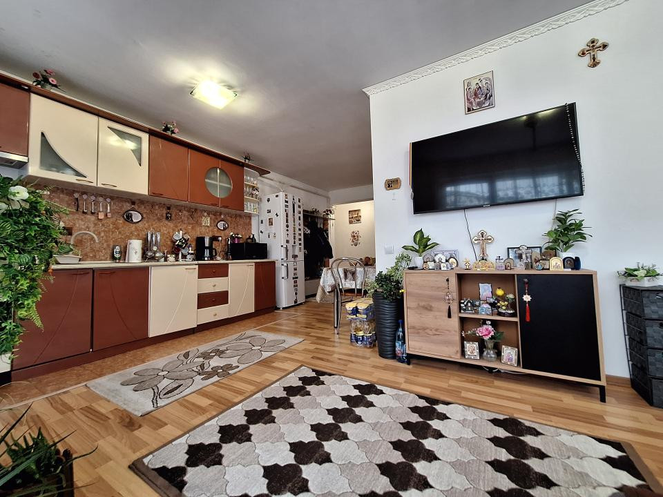 Apartament cu 3 camere, 57 mp, 2 balcoane, zona Florilor