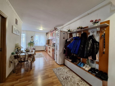 Apartament cu 3 camere, 57 mp, 2 balcoane, zona Florilor