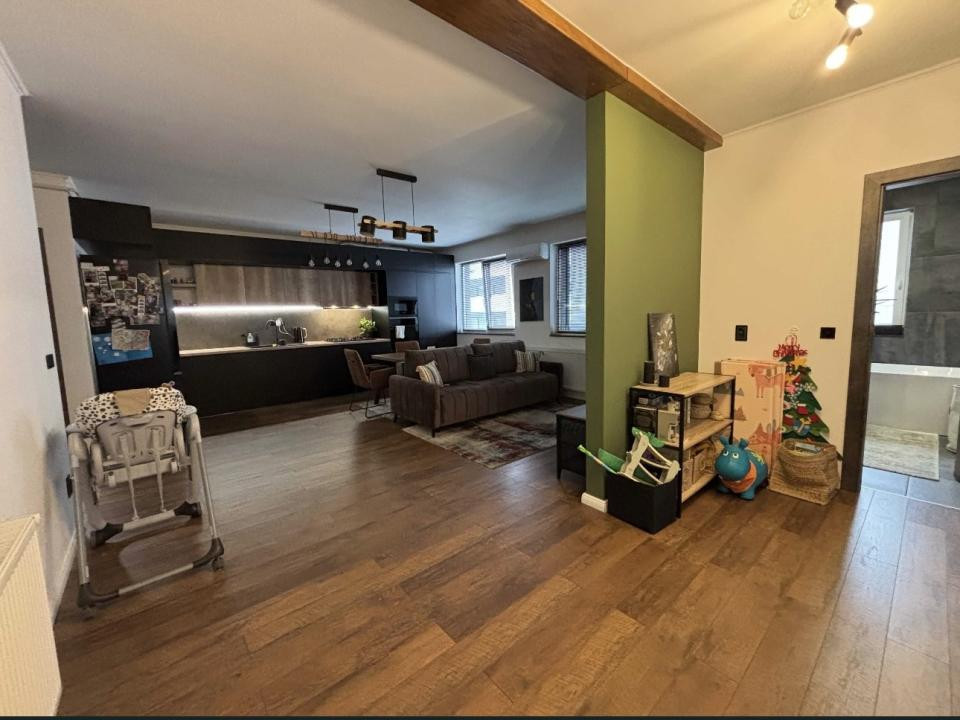 Apartament 3 camere, 2 bai, 2 balcoane, parcare, zona Subcetate