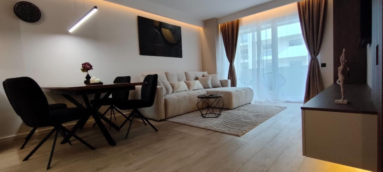 Apartamentcu 2 camere ultrafinisat, balcon, zona Eroilor