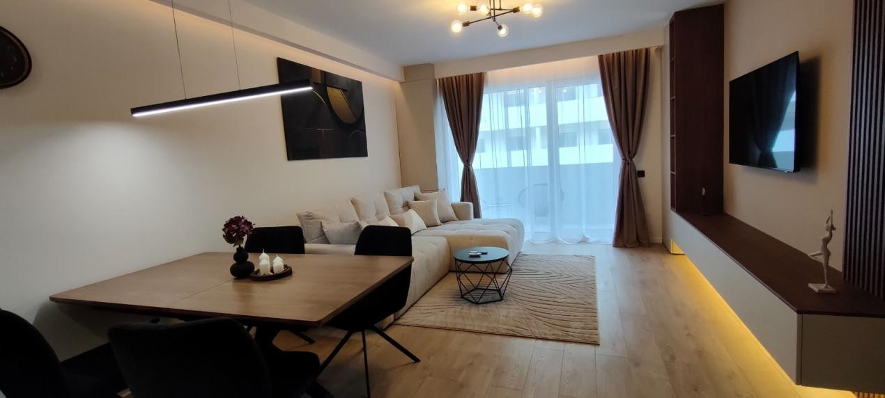 Apartamentcu 2 camere ultrafinisat, balcon, zona Eroilor