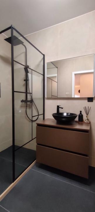 Apartamentcu 2 camere ultrafinisat, balcon, zona Eroilor