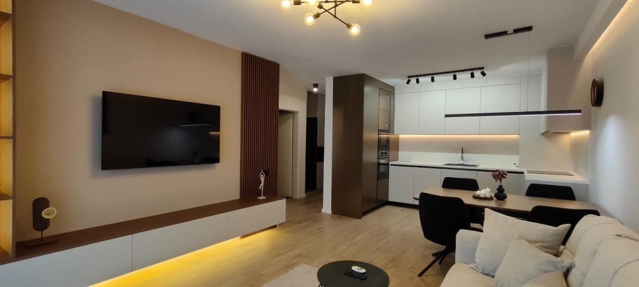 Apartamentcu 2 camere ultrafinisat, balcon, zona Eroilor