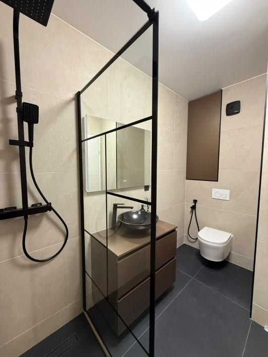 Apartamentcu 2 camere ultrafinisat, balcon, zona Eroilor