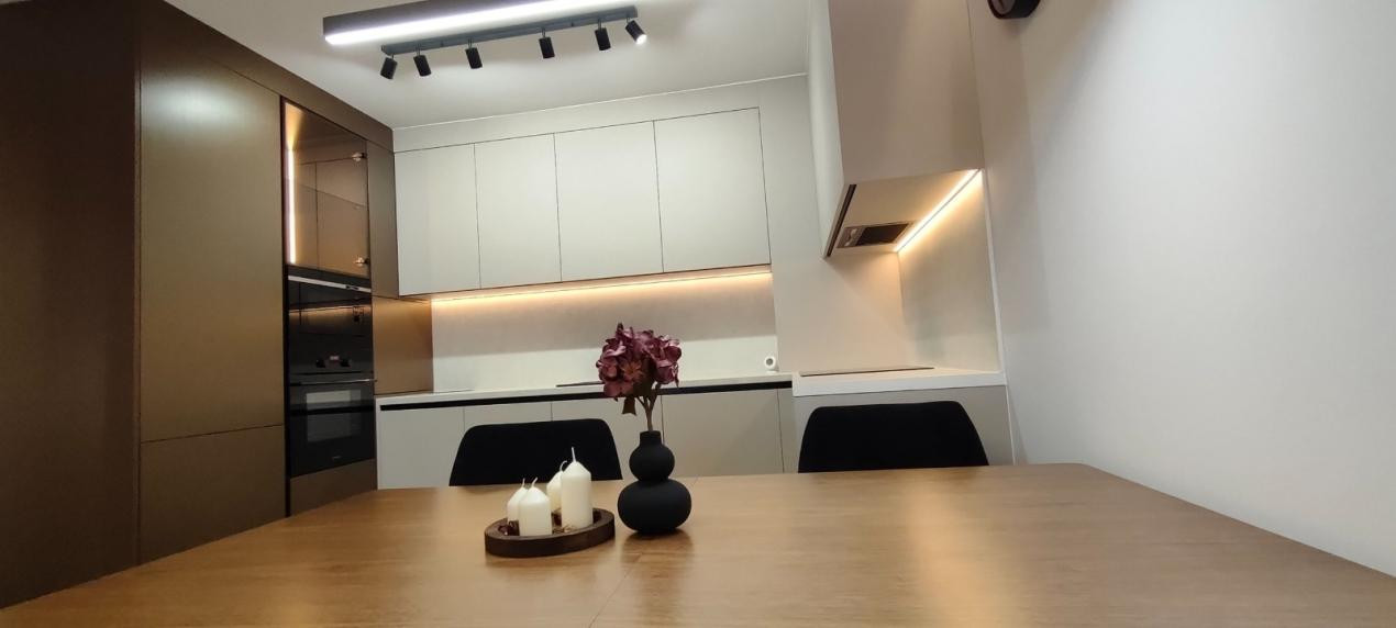 Apartamentcu 2 camere ultrafinisat, balcon, zona Eroilor