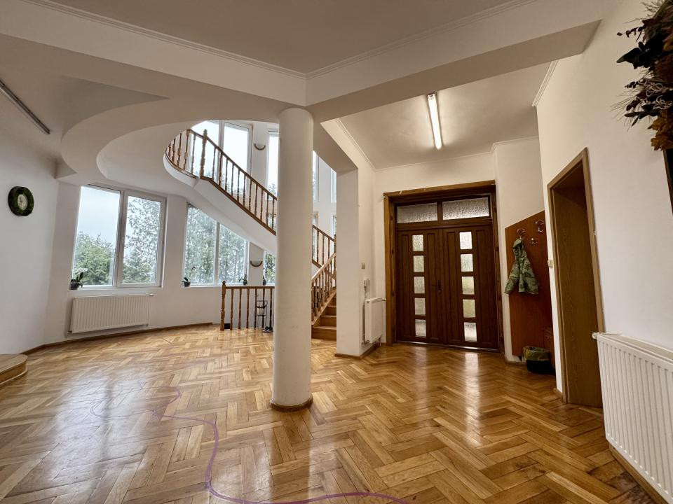 Casă 500 mp utili, teren 2000 mp, 10 parcări, cartier Andrei Mureșanu